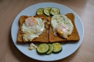 Huevos escalfados con pan de avena