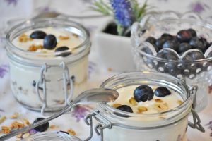 Yogurt griego con kiwi, arándanos y piñones